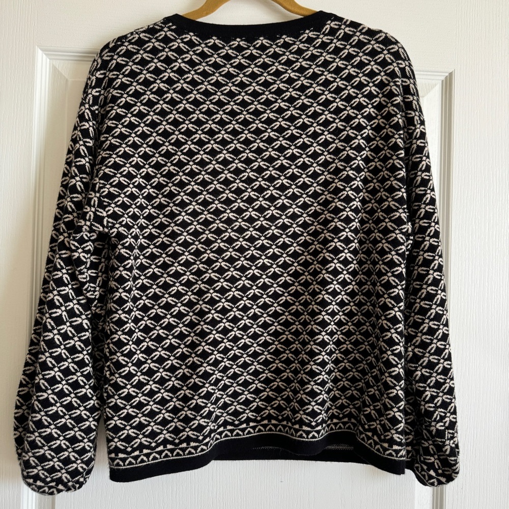 Patterned Sweater 🖤🤍 - Picture 4 of 4